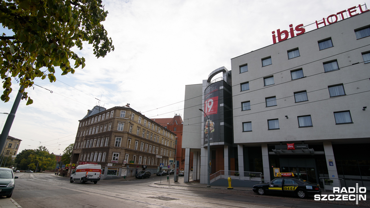 W hotelu Ibis w Szczecinie jest już woda - od rana awarię na ulicy Dworcowej naprawiają wodociągowcy. Kłopoty mają wciąż kierowcy.