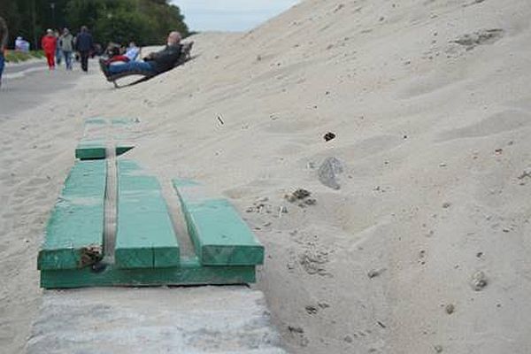 Kołobrzeg ma za dużo plażowego piasku. Po wielomilionowej inwestycji odbudowy brzegów morskich plaża wymyka się spod kontroli i przy silnym wietrze zasypuje popularny wśród turystów deptak przy ulicy Sułkowskiego oraz tereny należące do położonych nad samym morzem hoteli.