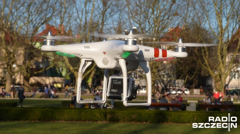 Nad domami mieszkańców wyspy Wolin, położonych przy Dziwnie, wieczorami krąży dron. Jak wynika z opisu naszych słuchaczy urządzenie przylatuje na kilkadziesiąt sekund i odlatuje.