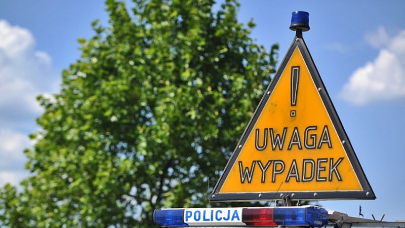 Auto osobowe zderzyło się z tramwajem na skrzyżowaniu ulic: Wernyhory i Mickiewicza w Szczecinie.