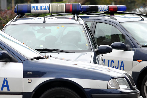 43-latek wyłamał drzwi w Komendzie Wojewódzkiej Policji w Szczecinie. Wtargnął do środka i wbiegł po schodach. Między trzecim a czwartym piętrem zatrzymali go funkcjonariusze. Do takiego incydentu doszło w niedzielę.
