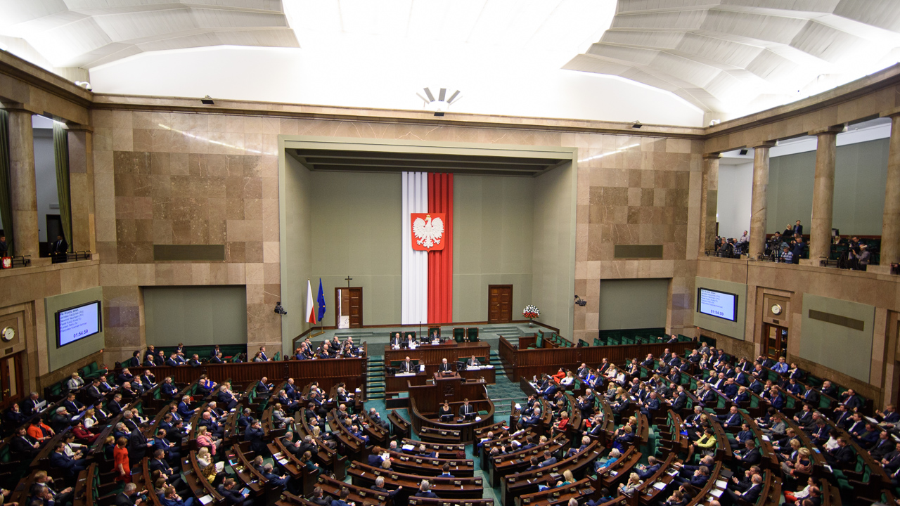 Posłowie chcą więcej pieniędzy na prowadzenie swoich biur. Według projektu mają dostawać na ten cel prawie czternaście tysięcy złotych miesięcznie, czyli o 500 złotych więcej niż do tej pory.