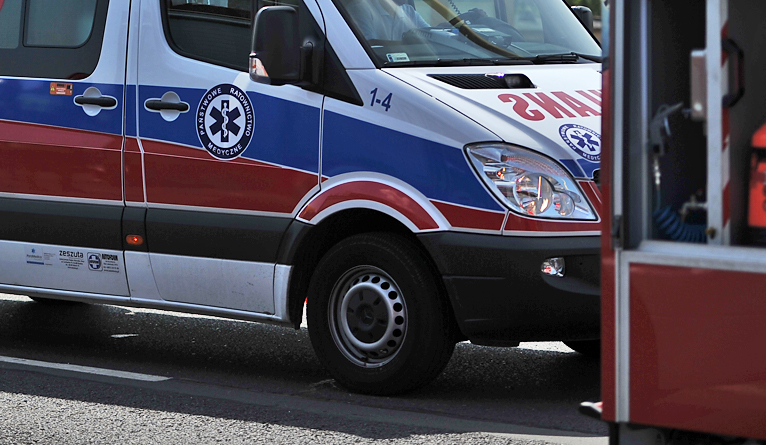 Niedaleko granicy ze Słowacją pojazd wpadł do rowu. Jak informują ogólnopolskie media, 11 osób trafiło do szpitala.