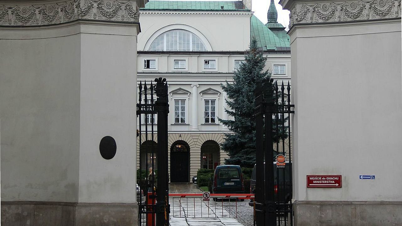 Ministerstwo Zdrowia nie rozważa zmian w zakresie czasu pracy lekarzy - informuje biuro prasowe resortu zdrowia.