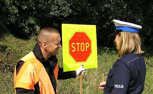 Osoby przeprowadzające dzieci przez jezdnię marzną i mokną - alarmuje szczeciński radny. Wojciech Dorżynkiewicz prosi urzędników o ustawienie przy przejściach dla pieszych wiat ochronnych, w których tzw. pomarańczki mogłyby się schować.