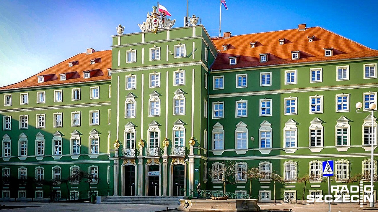 Urzędnicy w Szczecinie w poniedziałki będą pracować dłużej. Jak informuje Centrum Informacji szczecińskiego magistratu, w każdy poniedziałek Biuro Obsługi Interesantów będzie czynne do godziny 18.