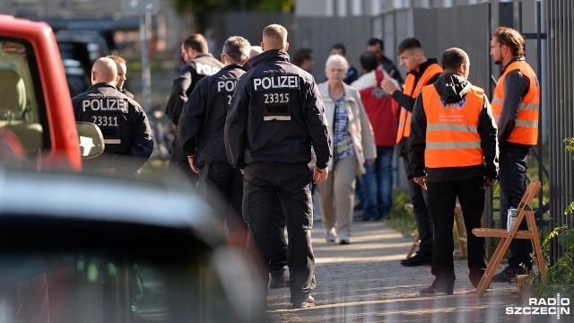 Około 700 osób z Syrii, Iraku, Afganistanu i Pakistanu czeka w jednym z obozów dla uchodźców w Berlinie na legalizację swojego pobytu. Fot. Łukasz Szełemej [Radio Szczecin] Na parkiecie polowe łóżka, w szatniach lekarze. Hala sportowa ośrodkiem dla uchodźców [WIDEO, ZDJĘCIA]