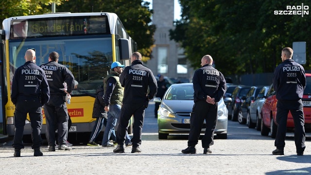 Około 700 osób z Syrii, Iraku, Afganistanu i Pakistanu czeka w jednym z obozów dla uchodźców w Berlinie na legalizację swojego pobytu. Fot. Łukasz Szełemej [Radio Szczecin] Na parkiecie polowe łóżka, w szatniach lekarze. Hala sportowa ośrodkiem dla uchodźców [WIDEO, ZDJĘCIA]