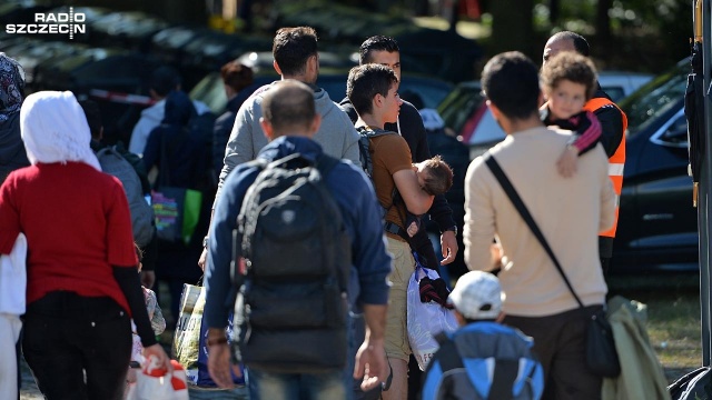 Około 700 osób z Syrii, Iraku, Afganistanu i Pakistanu czeka w jednym z obozów dla uchodźców w Berlinie na legalizację swojego pobytu. Fot. Łukasz Szełemej [Radio Szczecin] Na parkiecie polowe łóżka, w szatniach lekarze. Hala sportowa ośrodkiem dla uchodźców [WIDEO, ZDJĘCIA]