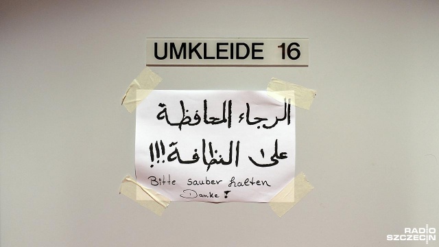 Około 700 osób z Syrii, Iraku, Afganistanu i Pakistanu czeka w jednym z obozów dla uchodźców w Berlinie na legalizację swojego pobytu. Fot. Łukasz Szełemej [Radio Szczecin] Na parkiecie polowe łóżka, w szatniach lekarze. Hala sportowa ośrodkiem dla uchodźców [WIDEO, ZDJĘCIA]