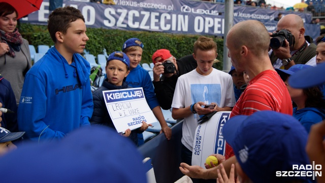 Zakład pomiędzy kibicem, a raperem Mezo. Fot. Konrad Nowak [Radio Szczecin] Najjaśniejsza gwiazda turnieju artystów [ZDJĘCIA]