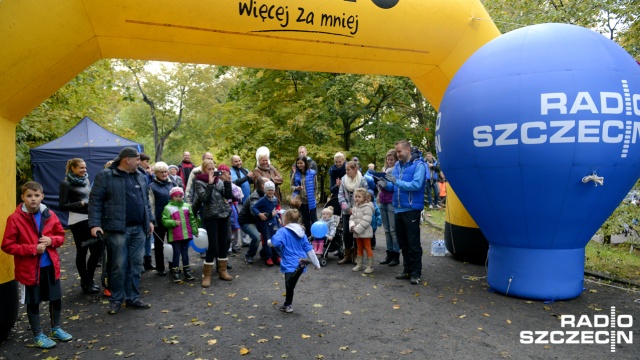 Na mecie czekali rodzice i gadżety od Radia Szczecin. Fot. Jarosław Gaszyński [Radio Szczecin] Urodzinowy bieg najmłodszych. Wygrali wszyscy [ZDJĘCIA]