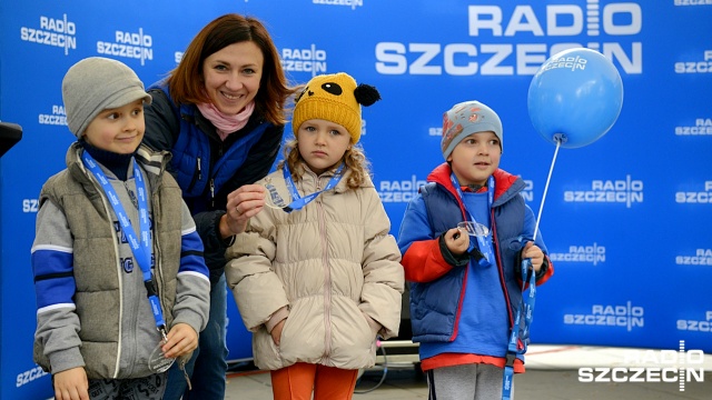 Wszyscy najmłodsi uczestnicy otrzymali medale i gadżety od Radia Szczecin. Fot. Jarosław Gaszyński [Radio Szczecin] Urodzinowy bieg najmłodszych. Wygrali wszyscy [ZDJĘCIA]