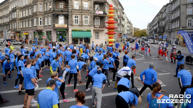 Około 300 osób zapisało się do startu w urodzinowym biegu o puchar Radia Szczecin, który kilka minut po 12 wystartował z Jasnych Błoni. Fot. Jarosław Gaszyński [Radio Szczecin] Śniadaniowy bieg ulicami na urodziny Radia Szczecin [WIDEO, ZDJĘCIA]