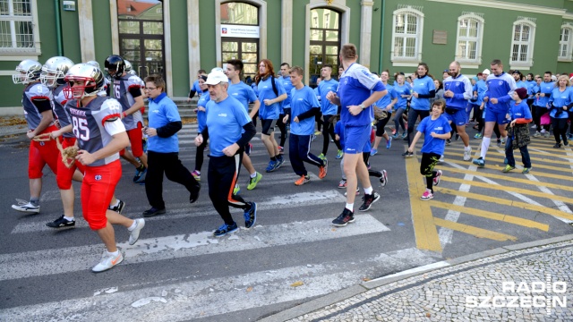 Około 300 osób zapisało się do startu w urodzinowym biegu o puchar Radia Szczecin, który kilka minut po 12 wystartował z Jasnych Błoni. Fot. Jarosław Gaszyński [Radio Szczecin] Śniadaniowy bieg ulicami na urodziny Radia Szczecin [WIDEO, ZDJĘCIA]