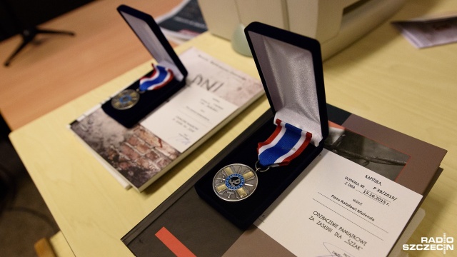 Medal Światowego Związku Żołnierzy Armii Krajowej dla dziennikarza Radia Szczecin - naszego redakcyjnego kolegę Rafała Molendę wyróżniono za pomoc w "Operacji Echo". Fot. Konrad Nowak [Radio Szczecin] Dziennikarz Radia Szczecin uhonorowany przez AK [ZDJĘCIA]