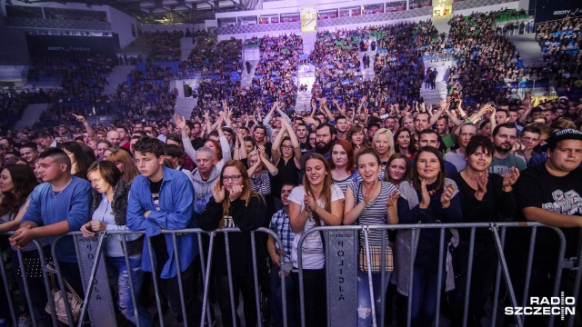 Grubson na scenie, a w Azoty Arenie blisko pięciotysięczna publiczność. Fot. Konrad Nowak [Radio Szczecin] "Takiej imprezy jeszcze nie było. Najlepsza 70-tka na świecie" [WIDEO, DUŻO ZDJĘĆ]