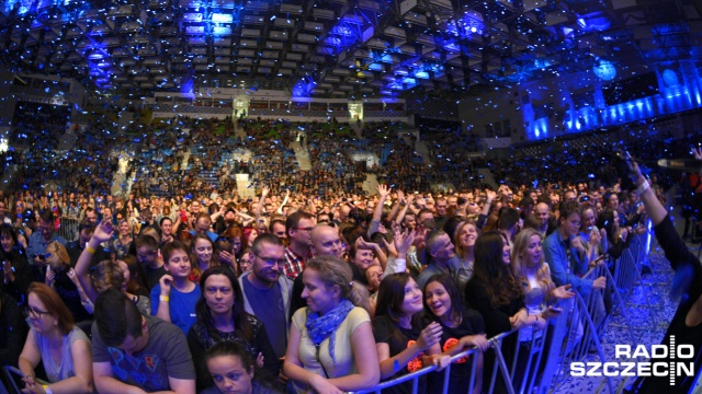 Publiczność robi sobie selfie z ekipą Radia Szczecin, która jest na scenie. Na scenie ekipa Radia Szczecin. Fot. Jarosław Gaszyński [Radio Szczecin] Urodzinowe selfie ze słuchaczami [ZDJĘCIA]