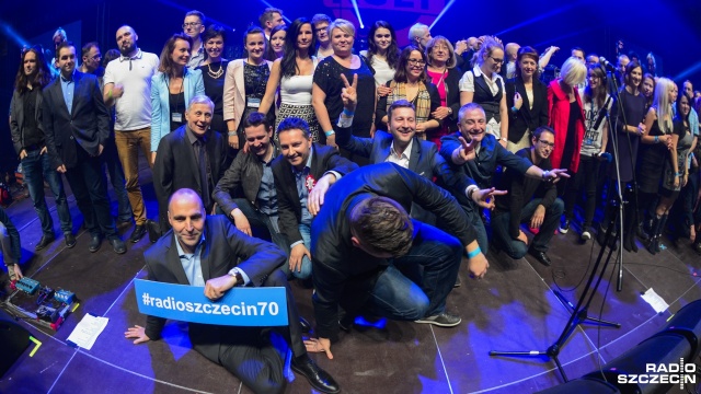 Na scenie ekipa Radia Szczecin. Fot. Jarosław Gaszyński [Radio Szczecin] Urodzinowe selfie ze słuchaczami [ZDJĘCIA]