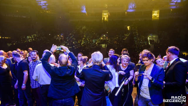 Na scenie ekipa Radia Szczecin. Fot. Konrad Nowak [Radio Szczecin] Urodzinowe selfie ze słuchaczami [ZDJĘCIA]