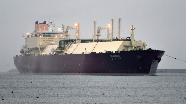 Potężny, ponad 300-metrowy gazowiec "Al Nuaman" płynący z Kataru dobił do nabrzeża terminalu LNG w Świnoujściu. Fot. Łukasz Szełemej [Radio Szczecin] Pierwszy statek wpłynął do gazoportu [NOWE, WIDEO, ZDJĘCIA]