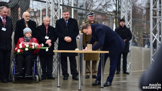 Trzecia Rzeczpospolita nie potrafiła osądzić ludzi odpowiedzialnych za masakrę robotników w grudniu 1970 roku - mówił w czwartek w Szczecinie prezydent RP Andrzej Duda. Fot. Konrad Nowak [Radio Szczecin] Obchody Grudnia'70: Prezydent Duda mocno o katach [WIDEO, ZDJĘCIA]