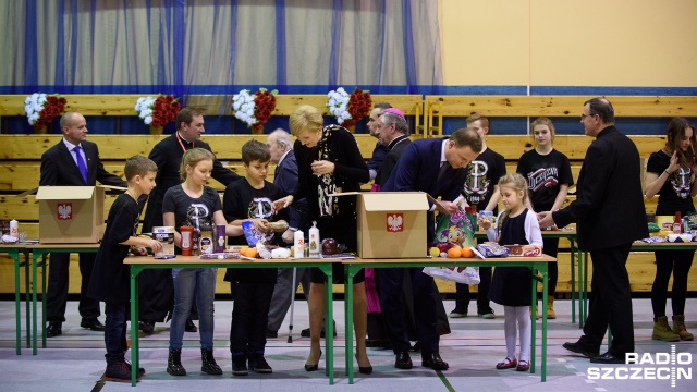 Para prezydencka pakowała dary dla Polaków mieszkających na Litwie. Fot. Konrad Nowak [Radio Szczecin] Prezydent RP o akcji szczecinian: Wielkie i wspaniałe dzieło [ZDJĘCIA]