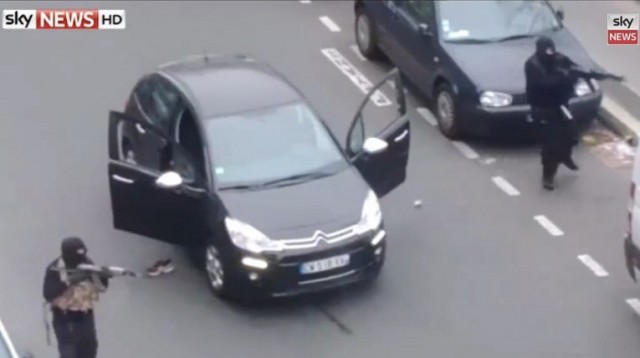 W Paryżu trwa obława na zamaskowanych mężczyzn, którzy zaatakowali redakcję francuskiego magazynu satyrycznego Charlie Hebdo. W wyniku strzelaniny co najmniej 12 osób zginęło, a wiele zostało rannych, w tym cztery ciężko.