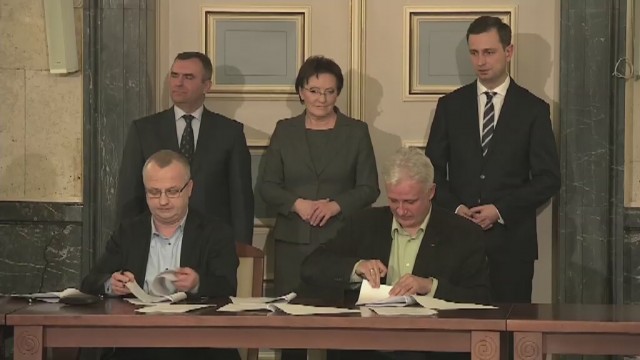 Porozumienie w sprawie planu naprawczego dla Kompanii Węglowej podpisali z rządem przedstawiciele górników. Dokument został parafowany w sobotę po południu w Urzędzie Wojewódzkim w Katowicach.