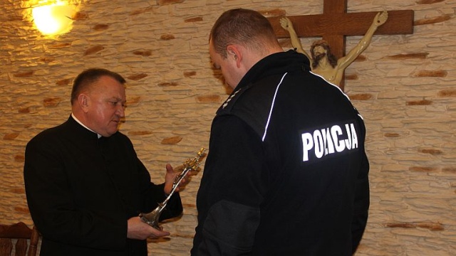 Zabytkowy krzyż z XIX wieku pochodzący z kościoła w Mierzynie odnaleziony. Był w parafii w Kołbaskowie.