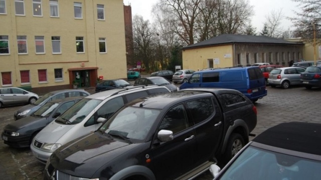 Na upominania za parkowanie przy swoim miejscu pracy skarżą się lekarze ze szpitala w Goleniowie.
