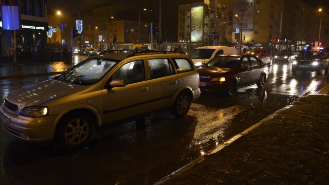 Cztery samochody zderzyły się przy Bramie Portowej w Szczecinie na drodze w kierunku placu Żołnierza. Zablokowany jest lewy pas ruchu.