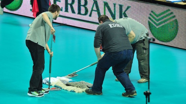 Trwa naprawa dachu szczecińskiej hali Azoty Arena. Przyczyną awarii, która wyszła na jaw podczas wtorkowego meczu Chemika Police z Agelem Prostejow było uszkodzenie tzw. klapy dymowej.