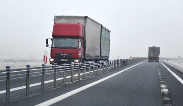 Przedstawiciele Generalnej Dyrekcji Dróg Krajowych i Autostrad liczą przejeżdżające samochody w stu miejscach w Zachodniopomorskiem. Wyniki poprzednich badań pomogły w podjęciu decyzji o budowie trasy S3 między Szczecinem a Gorzowem Wielkopolskim.