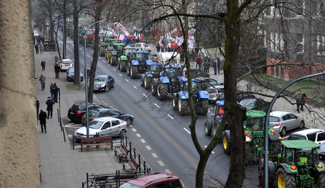 Blisko sto osób: kilkudziesięciu rolników i około 30 górników protestuje pod siedzibą stargardzkiej Agencji Nieruchomości Rolnych. To sprzeciw wobec polityki rolnej państwa.