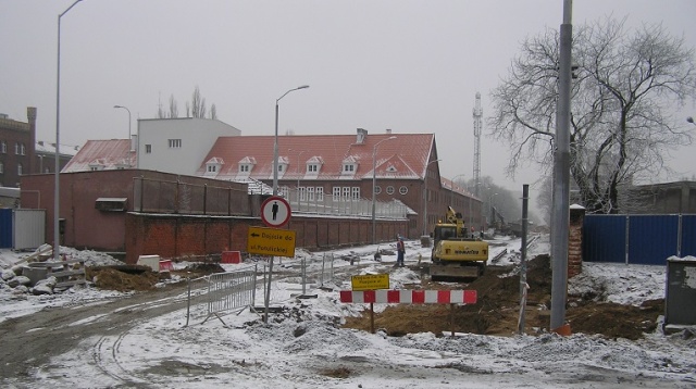 Zakończyły się najtrudniejsze prace związane z wykopami. Teraz pozostało spawanie torowisk i ułożenie nawierzchni, choć poszczególne etapy budowy są opóźnione.