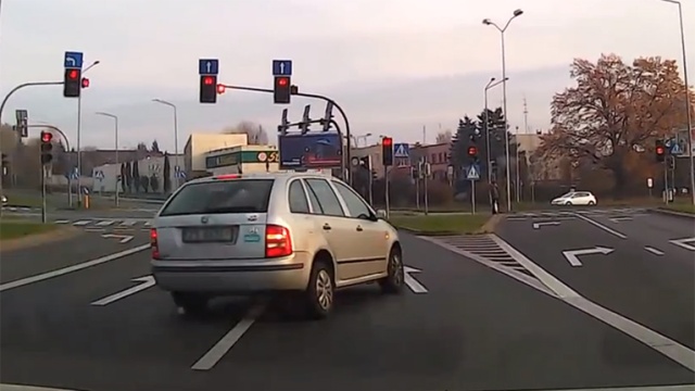 Policja ustaliła dane kierowcy Skody, którego rajd zarejestrował internauta. Na filmie opublikowanym w sieci widać, jak kierowca łamie przepisy, by zdążyć przed czerwonym światłem na ulicy Taczaka w Szczecinie.