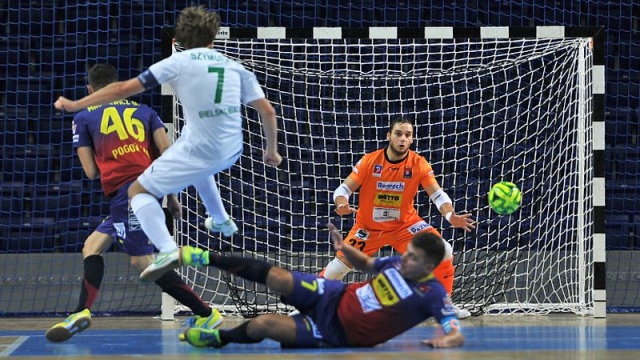 Halowi piłkarze Pogoni 04 po przerwie wznawiają rozgrywki o mistrzostwo Polski. Szczecinianie w pierwszym tegorocznym meczu ekstraklasy futsalu zmierzą się w sobotę z przedostatnim w tabeli AZS-em Katowice.