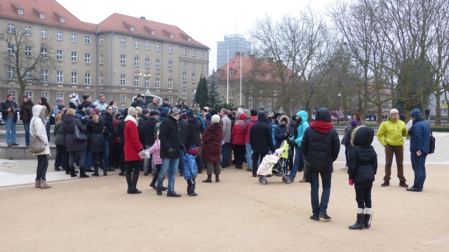 Bez zgody władz miasta odbył się przed urzędem miasta w Szczecinie protest osób zadłużonych we frankach szwajcarskich. Pikietowało ponad 100 osób.
