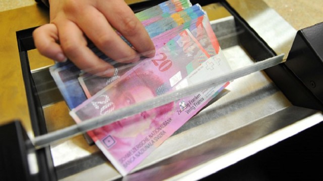 54 procent badanych jest przeciwna temu, aby polski rząd stworzył program, który zakładałby wykorzystanie środków publicznych do pomocy osobom posiadającym kredyt hipoteczny we frankach szwajcarskich.