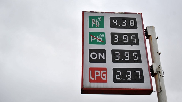 3 złote i 95 groszy - tyle zapłacimy za litr benzyny lub oleju napędowego na dwóch stacjach paliw w Gryfinie. Według portalu cenapaliw.pl to najmniej w kraju.