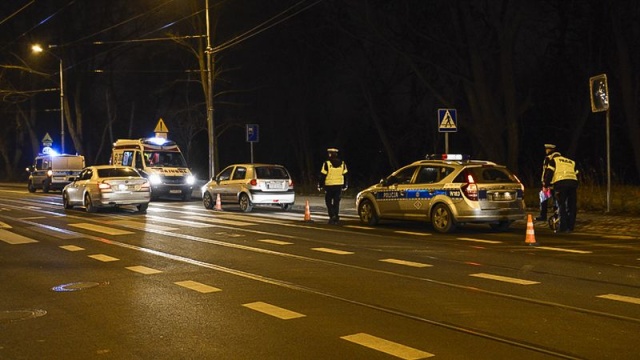 Mężczyzna potrącony przez samochód trafił do szpitala. Do wypadku doszło po godzinie 17 na skrzyżowaniu ulic Wojciechowskiego z Arkońską w Szczecinie.