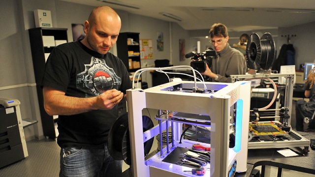 Za jej pomocą można wydrukować śrubkę, miniaturową Wieżę Eiffla, a nawet dom. Technologia druku w trójwymiarze znajduje coraz więcej zastosowań.