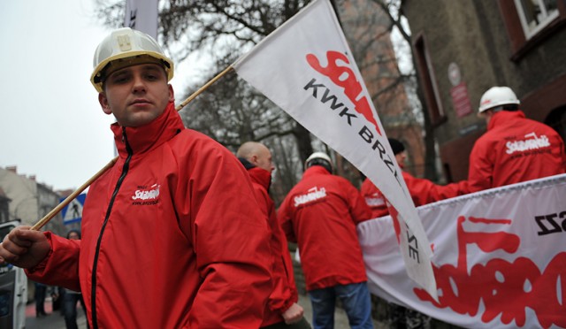 Związkowcy z Jastrzębskiej Spółki Węglowej będą strajkować - podaje TVN24. Taką decyzję ogłosili we wtorek, po przeprowadzeniu referendum.