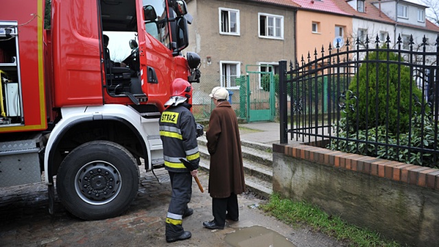89-letnia kobieta zginęła w pożarze szeregowca przy ulicy Ku Słońcu w Szczecinie. Mieszkający z nią mężczyzna trafił do szpitala przy Unii Lubelskiej. Jak powiedziano nam w szpitalu, jego życiu nie zagraża niebezpieczeństwo.