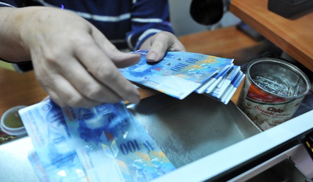 Trzyletnie wakacje od spłaty rat dla kredytobiorców i odstąpienie od zabezpieczenia ryzyka kursowego - takie rozwiązania zaproponował minister gospodarki Janusz Piechociński.