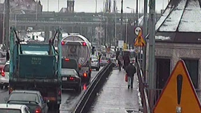 Potrącenie na ulicy Energetyków w Szczecinie. Pod koła autobusu linii pospiesznej C wpadł starszy mężczyzna. Ze złamaną ręką trafił do szpitala.