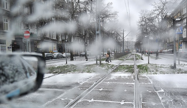 Wieczorem i w nocy na trasach w regionie może być bardzo ślisko. W nocy temperatura ma spaść do -4 stopni Celsjusza.