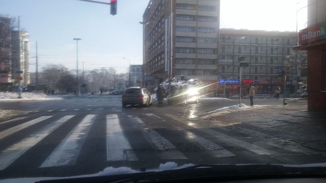 Dwa samochody zderzyły się na placu Rodła krótko po godzinie 11.