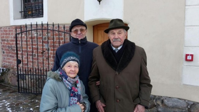Brylantowe gody, czyli 75. rocznicę ślubu obchodzili w niedzielę państwo Olga i Franciszek Szajnerowie ze Szczecina. Z tej okazji, w parafii pw. Świętej Trójcy na Krzekowie, odnowili przyrzeczenia małżeńskie.